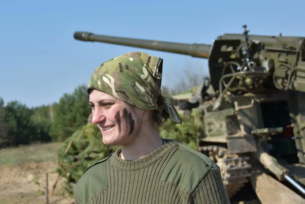 vorobyov's tweet photo. This is Lt. Liubov Plaksiuk, she is a commander of an artillery unit at Ukraine's Armed Forces.
She specializes in Giantsynt 152-mm systems.
She also has more courage than morally bankrupt Kissingers and Chomskys taken together. https://t.co/qYYjPIEToi