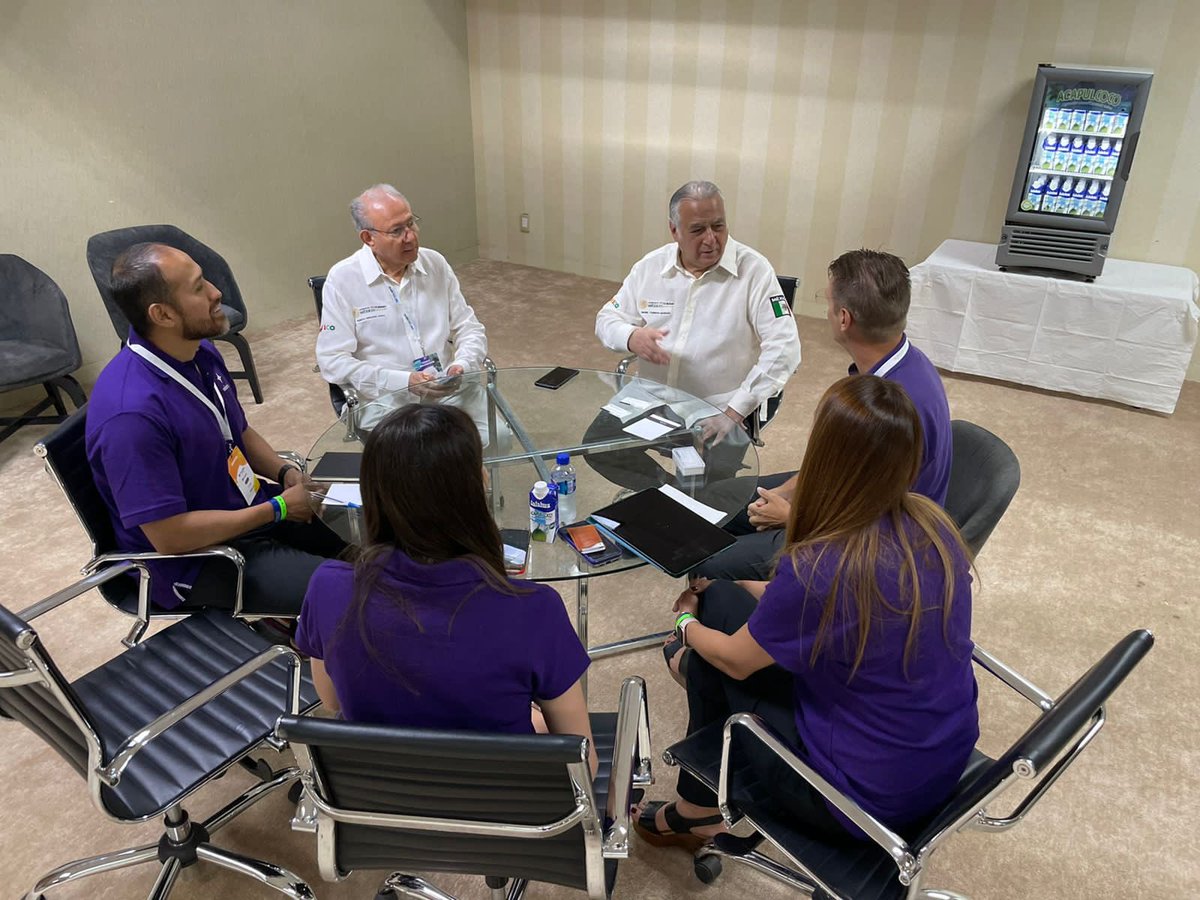 TorrucoTurismo's tweet photo. ✈️ Productiva reunión de trabajo con directivos de @viajaVolaris, @hblankenstein, Vicepresidente  Ejecutivo; Froebel Omar Carrera Márquez, Director Comercial, y responsables de áreas Comercial y Operaciones para revisar las rutas operadas al destino.🇲🇽
 
#TianguisTuristico2022 https://t.co/5vpwIhsOsL
