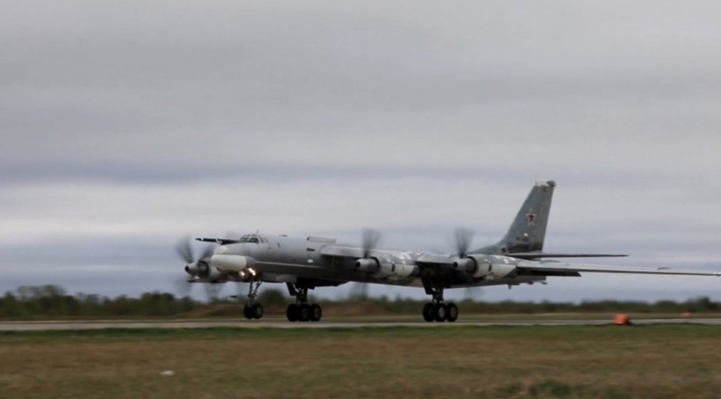 AJEnglish's tweet photo. Russian and Chinese military planes carried out joint exercises near Japan while leaders of the Quad group of countries were meeting in Tokyo https://t.co/KUyUK1ug6N https://t.co/xMWiMJeyMT