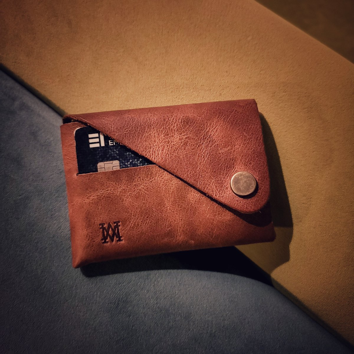 “As we're bombarded daily with new ads for pills, diets and ab-doers, we have to protect our wallets and our time.”

-- Dan John

#brownwallet #leatherwallet #menswallet #wallet
