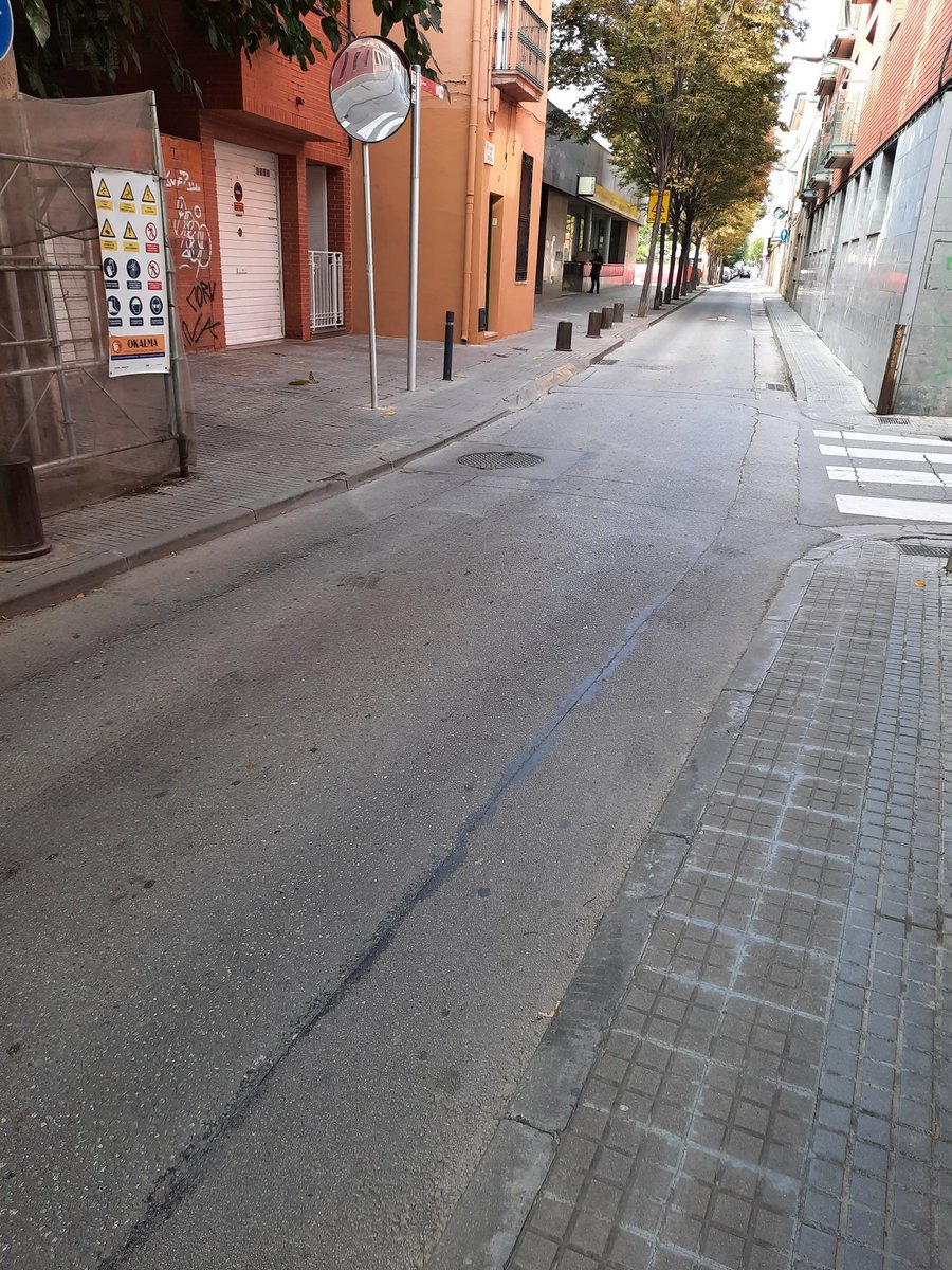 mobilitatrubi's tweet photo. Podríeu aprofitar per pintar uns passos de vianants en aquest tram? 

Es facilitaria l'accés segur al complex educatiu de l'#Escardivol, correus, comissaria policia, ajuntament, església o centre de #rubicity...

Gràcies!

#MilloremRubí https://t.co/geL0uAPlPq