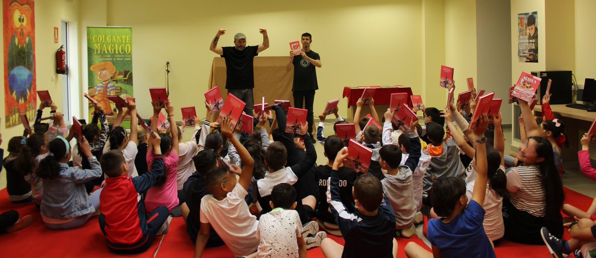 Bibliomallen's tweet photo. Nombrar a @malo_roberto  y @danith77  es distintivo de cuentos y de diversión.🤩📚 Los niños de #Mallén los conocen muy bien, son muy queridos en nuestro pueblo.
 Hoy los hemos descubierto en su faceta de #escritores, ✍️ El jueves más… 👏🙂 #lij #biblioteca https://t.co/s3zYX1uKed