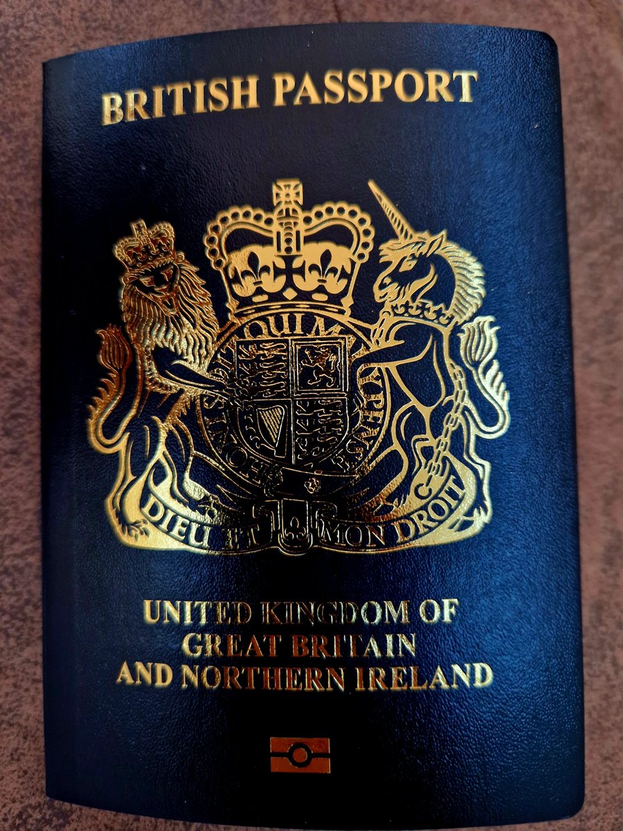 Biggie_wrighty's tweet photo. I've received my new #Passport and I feel embarrassment and shame.
My old one was a symbol I was part of a community of #27Nations
This shows a fractured #LittleBritain led by racists and a cabal of fools.
#RejoinEU #IWantMyStarBack #FBPE #AlwaysEuropean #BrexitLies #BrexitShame https://t.co/mY25XRx7gr