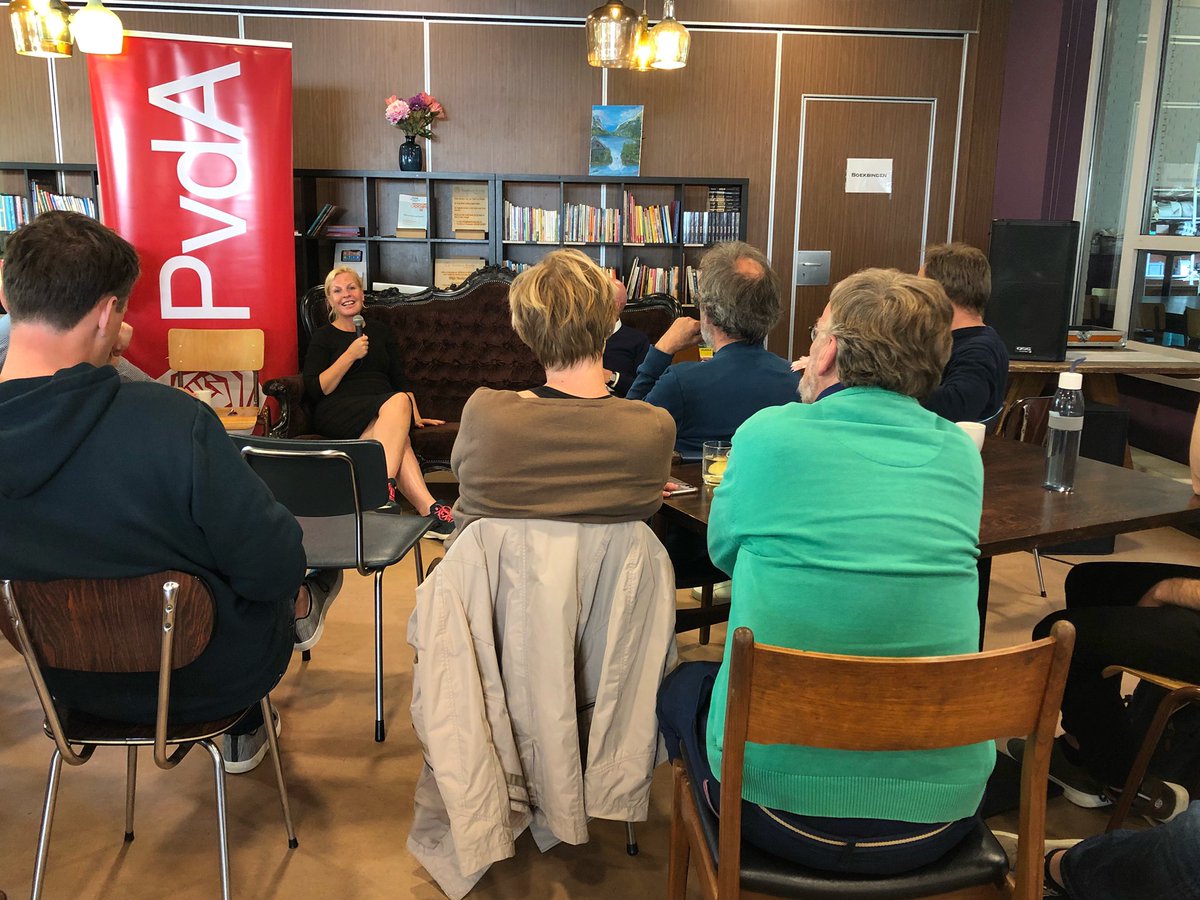 Afdeling <a href="/PvdA/">Partij van de Arbeid</a>Breda in gesprek met partijleider <a href="/attjekuiken/">Attje Kuiken</a> @PvdA over de stand van zaken in Den Haag en de eventuele samenwerking met <a href="/groenlinks/">GroenLinks</a> op weg naar het #pvdacongres in Nieuwegein 🌹