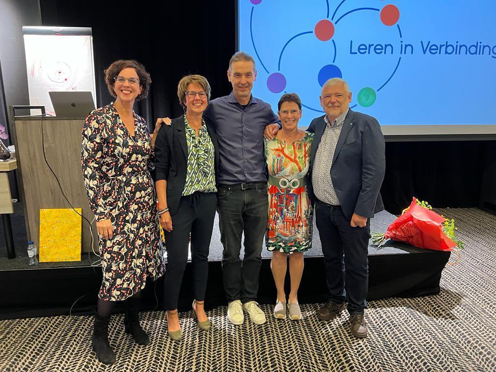 Een mooie dag bij de conferentie <a href="/ottoscharmer1/">Otto Scharmer</a> <a href="/M_vd_Klooster/">Marjolein Klooster</a> en ik gaan per 1 juli verder met het werk van Natuurlijk Leren onder de naam: Leren in verbinding. @JanJutten blijft voorlopig nog werken om zo samen, ook met andere partners het gedachtengoed verder uit te dragen!