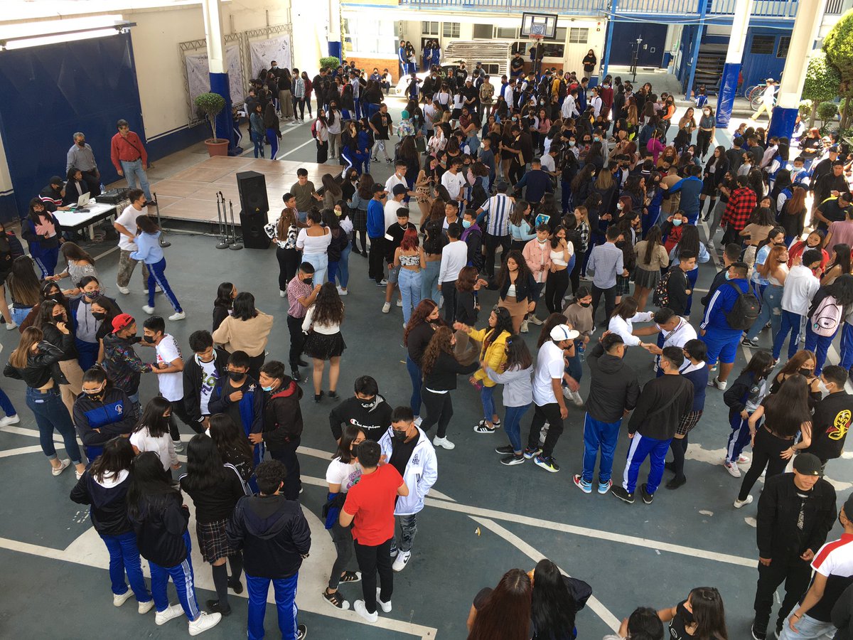 chavitaprepa82's tweet photo. Celebrando a los estudiantes en la #EPO82 #FelizDíaDelEstudiante #México #CdNeza #Edoméx #SEI https://t.co/iBr723Ib8y