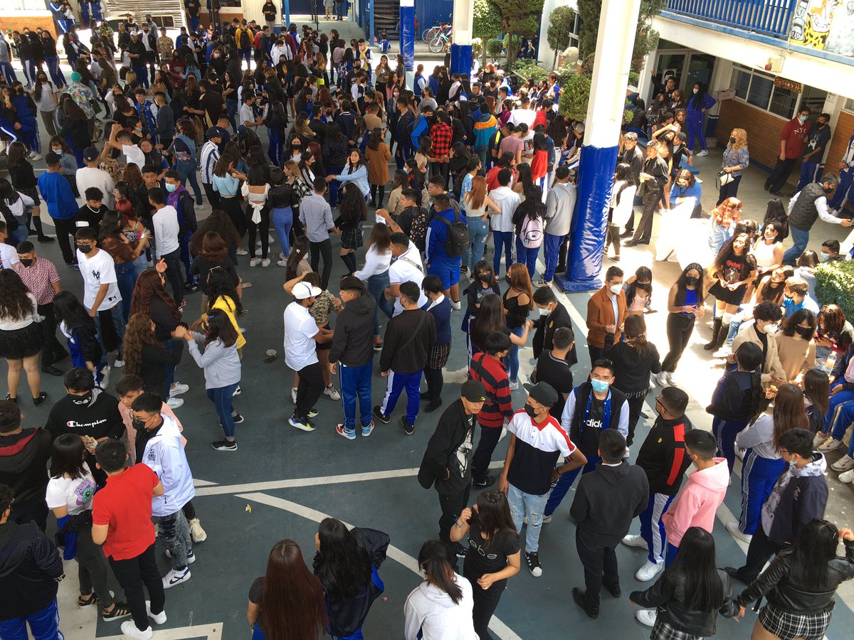 chavitaprepa82's tweet photo. Celebrando a los estudiantes en la #EPO82 #FelizDíaDelEstudiante #México #CdNeza #Edoméx #SEI https://t.co/iBr723Ib8y