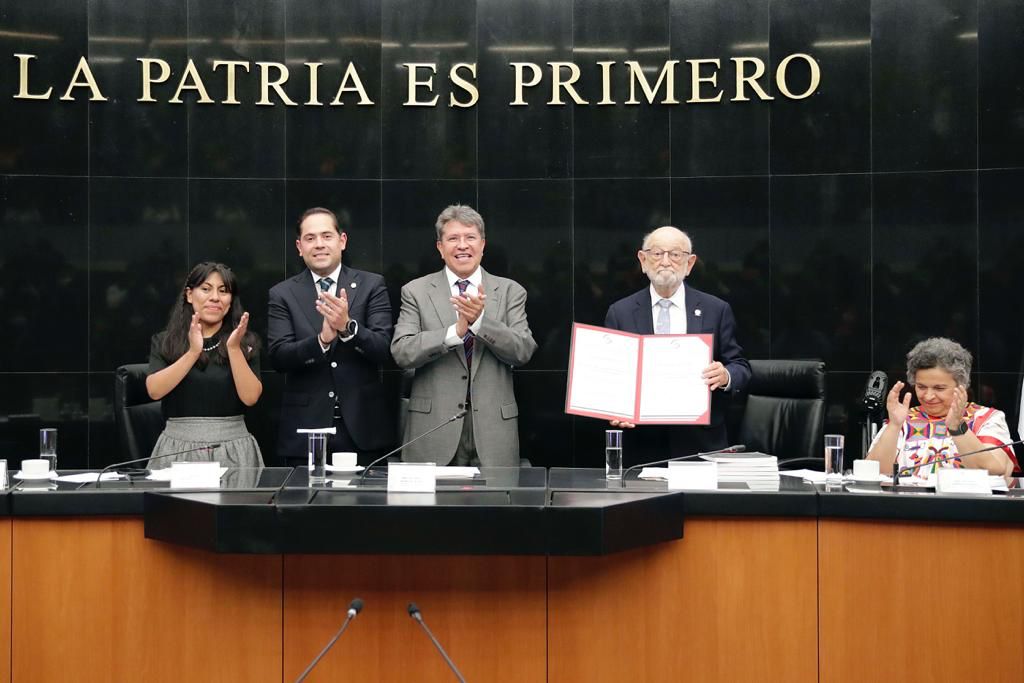 RaulBCCue's tweet photo. A nombre de la @comarnacc del @senadomexicano, es un honor reconocer la invaluable labor del Dr. José Sarukhán, al frente de @Conabio desde hace 30 años. Gracias por su entrega, compromiso y trabajo por la riqueza natural de México. https://t.co/g9igIijnlb