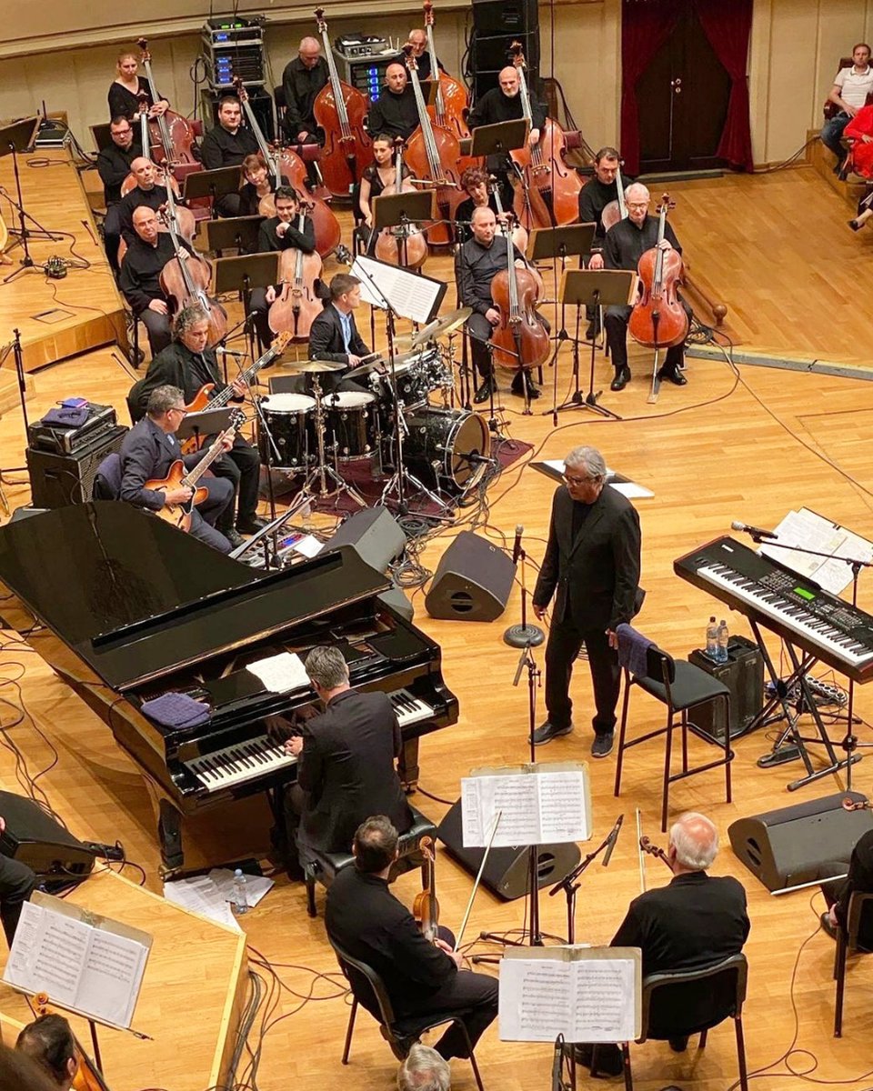 ivanlinsoficial's tweet photo. Registros do concerto que aconteceu em #Tbilisi - no Kakhidze Music Center - com #Ivanlins &amp; banda + #ZaraMcFarlane + Orquestra Sinfônica da Georgia 🇬🇪. Noite linda! ✨️🙏🏻

#tourinternacional
#KakhidzeMusicCenter #Georgia https://t.co/39WKliAHH5
