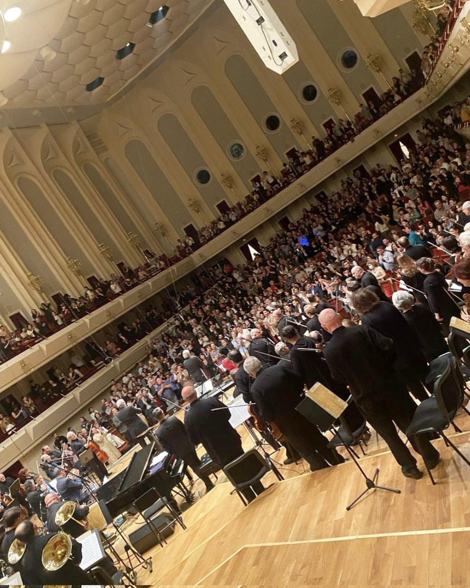 ivanlinsoficial's tweet photo. Registros do concerto que aconteceu em #Tbilisi - no Kakhidze Music Center - com #Ivanlins &amp; banda + #ZaraMcFarlane + Orquestra Sinfônica da Georgia 🇬🇪. Noite linda! ✨️🙏🏻

#tourinternacional
#KakhidzeMusicCenter #Georgia https://t.co/39WKliAHH5