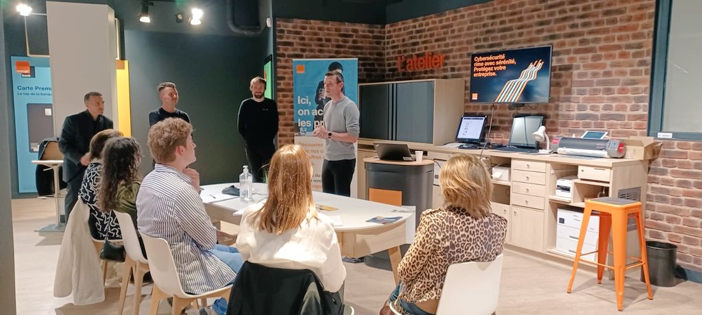 morgandubar1's tweet photo. Aujourd'hui ateliers #Cybersecurite à la boutique d'Amiens Carré Royale pour sensibiliser nos clients pros sur les risques cyber et promouvoir nos services de sécurité. @OrangeCyberFR @OrangePro @OrangeHDF https://t.co/cydeEM0RUn