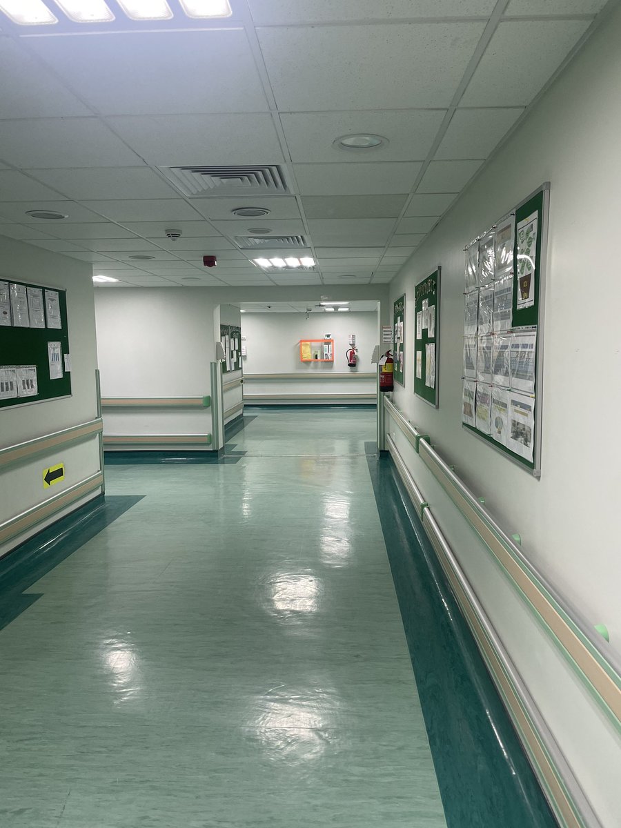 شعور إنك تداوم في نفس المستشفى الي توفى فيه أبوك وتمشي في أركان العناية المركزة وتلمح السرير نفسه الي نام عليه وما صحي بعدها شعور مؤلم جداً، ما أخفيكم جاتني غصه وقتها لكن الحمد لله على كل حال، الله يجعلني سبب من أسباب إني أساعد المرضى بالي أقدر عليه عشان ما يعشون الي عشته.