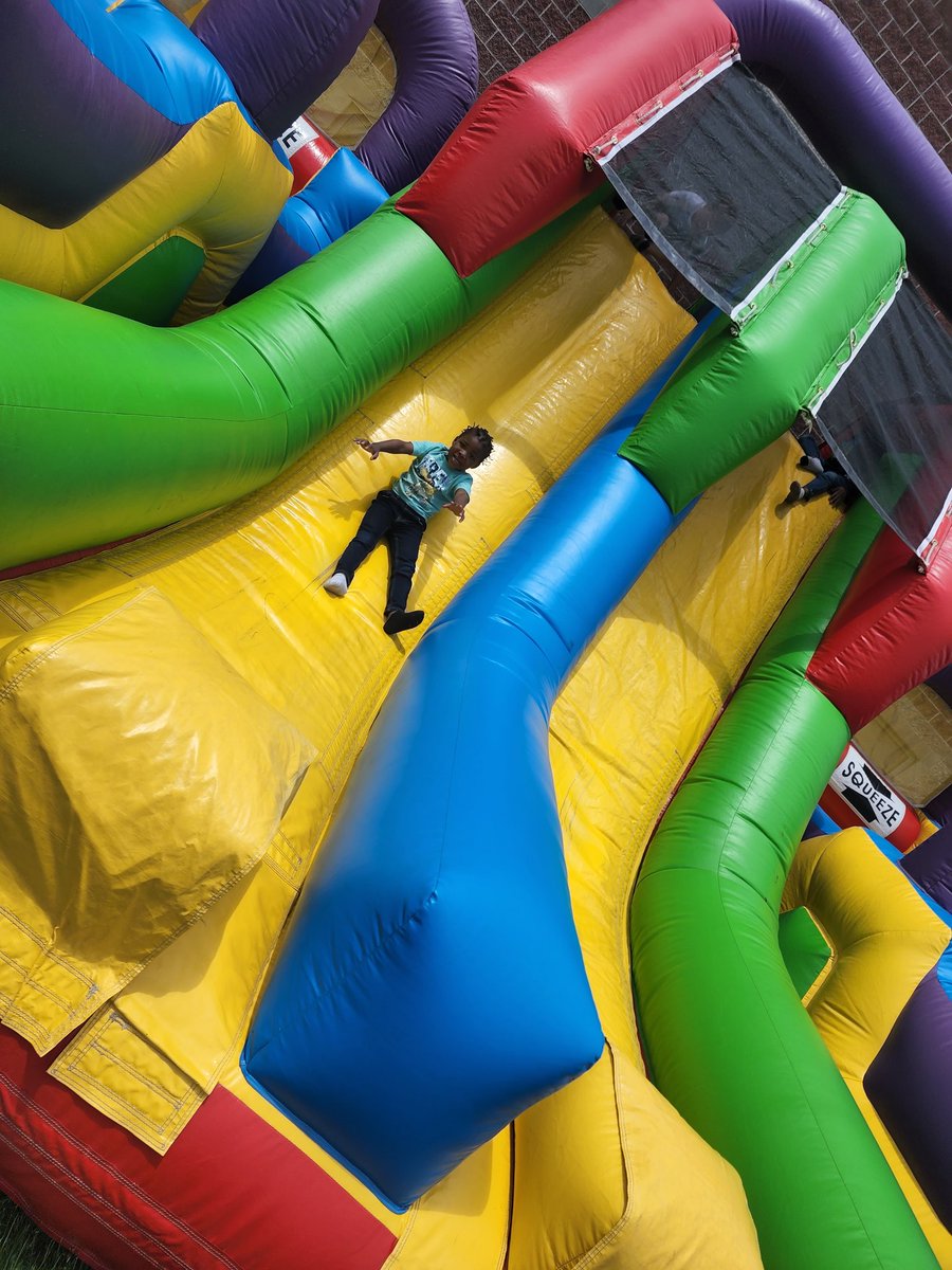 HCBBadger's tweet photo. K-2 Carnival day!  So much fun! So many smiles!! @warrenschools #TheJWCS https://t.co/VvoRROQwfY