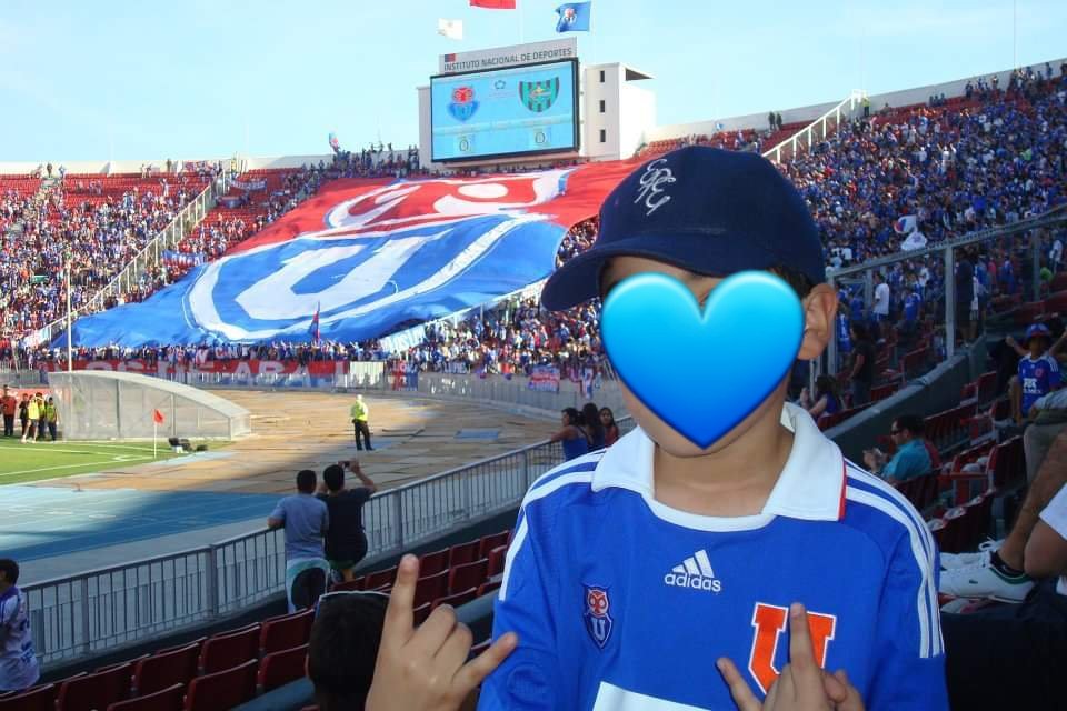 JaviRollins's tweet photo. Feliz Aniversario numero 95 Gloriosa de mi Vida @udechile 

Hace 14 años me enamore de este hermoso club y te jure nunca abandonarte. Cada dia que pasa te quiero mas bulla querido💙❤🤘

(Foto: Mi primera vez en el estadio💙❤)

#VamosLaU #Felices95 https://t.co/MwyqpghF3U