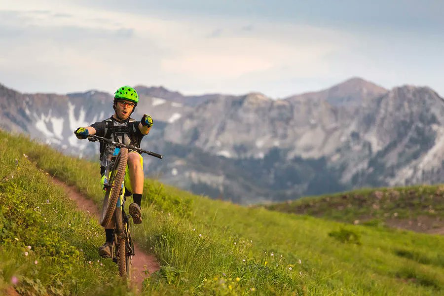 UofUOandT's tweet photo. First time to Salt Lake City? No worries, we got you covered! Swipe to see all these cool places in SLC! 1. Bonneville Shoreline Trail 2. Alta Ski Area 3. 9th &amp; 9th at 9:00pm 4. Saratoga Hot Springs
#UofU #College #education #UniversityOfUtah https://t.co/liSamrkSI2