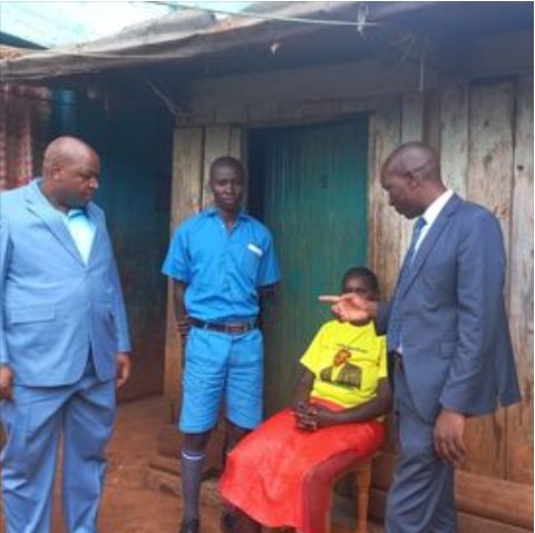 modi_juma's tweet photo. Help me appreciate Kisii H. School principal Mr.Fred Mogaka &amp; his Deputy Mr.Henry Mosioma for traveling miles in the village in search for a form one boy who failed to join Kisii H. School. The boy had 379 mrks. He was forced to look after his sick mom after failing to get fees. https://t.co/2O9P47pPBg