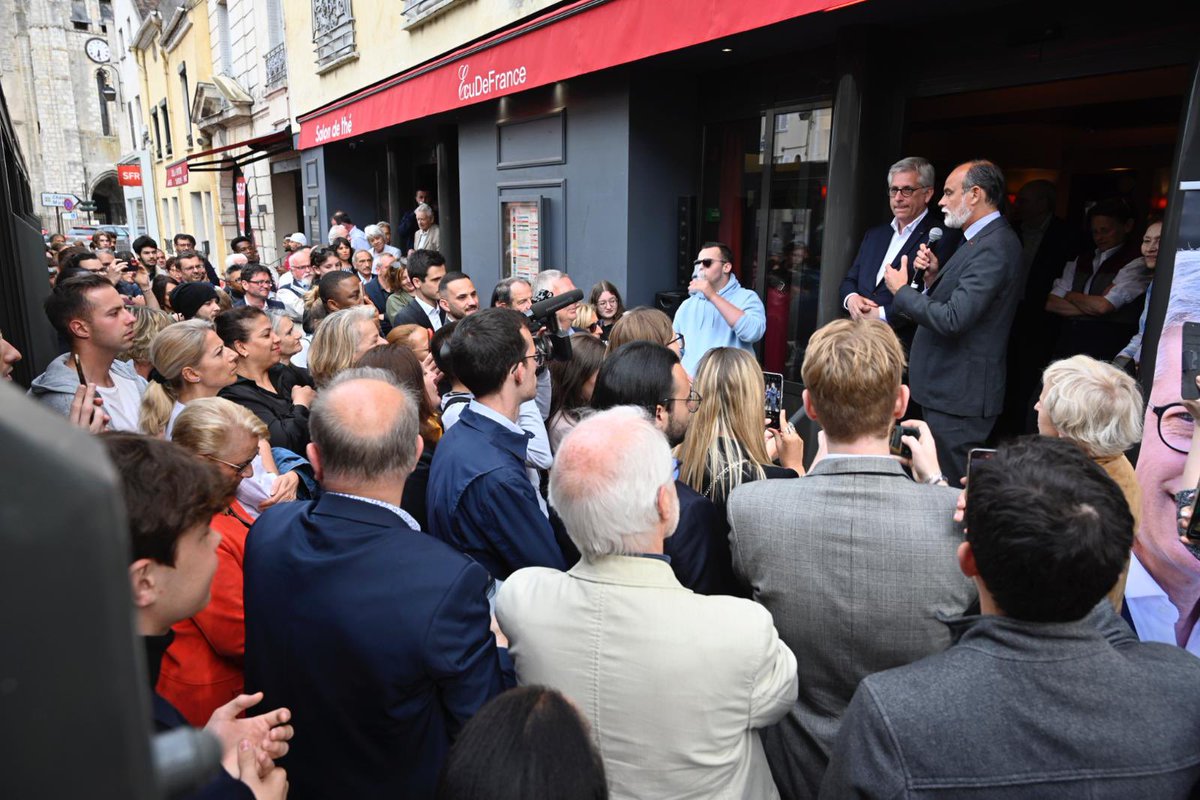 EPhilippe_LH's tweet photo. Belles rencontres aujourd'hui à Aufferville et Nemours, en Seine-et-Marne, aux côtés de mon ami @fredvalletoux. #Legislatives2022 https://t.co/slE2y6P6tK
