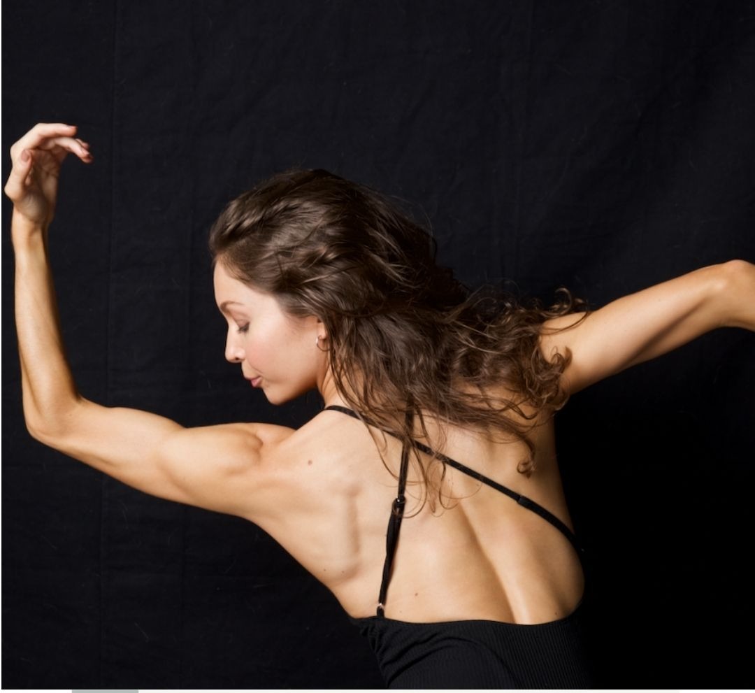 When most people think of arm workouts they picture a gym full of equipment. Fortunately, there are certain exercises you can do that don’t require heavy lifting at all and you’ll still gain the full benefits of beautifully toned arms. bit.ly/3wKTvGD