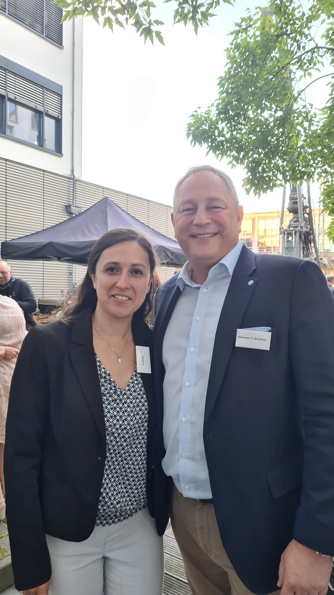 Dolmetschbar's tweet photo. Heute Abend als Referentin des Landesverbandes der #Dolmetscher und #Übersetzer in Berlin-Brandenburg #BDÜ bei der Delegiertenversammlung und beim Sommerfest des Verbands der Freien Berufe in Berlin, u.a. mit dem Präsidenten der Steruerberaterkammer @Alex_Schueffner #xl8 https://t.co/nyxg5BruU7
