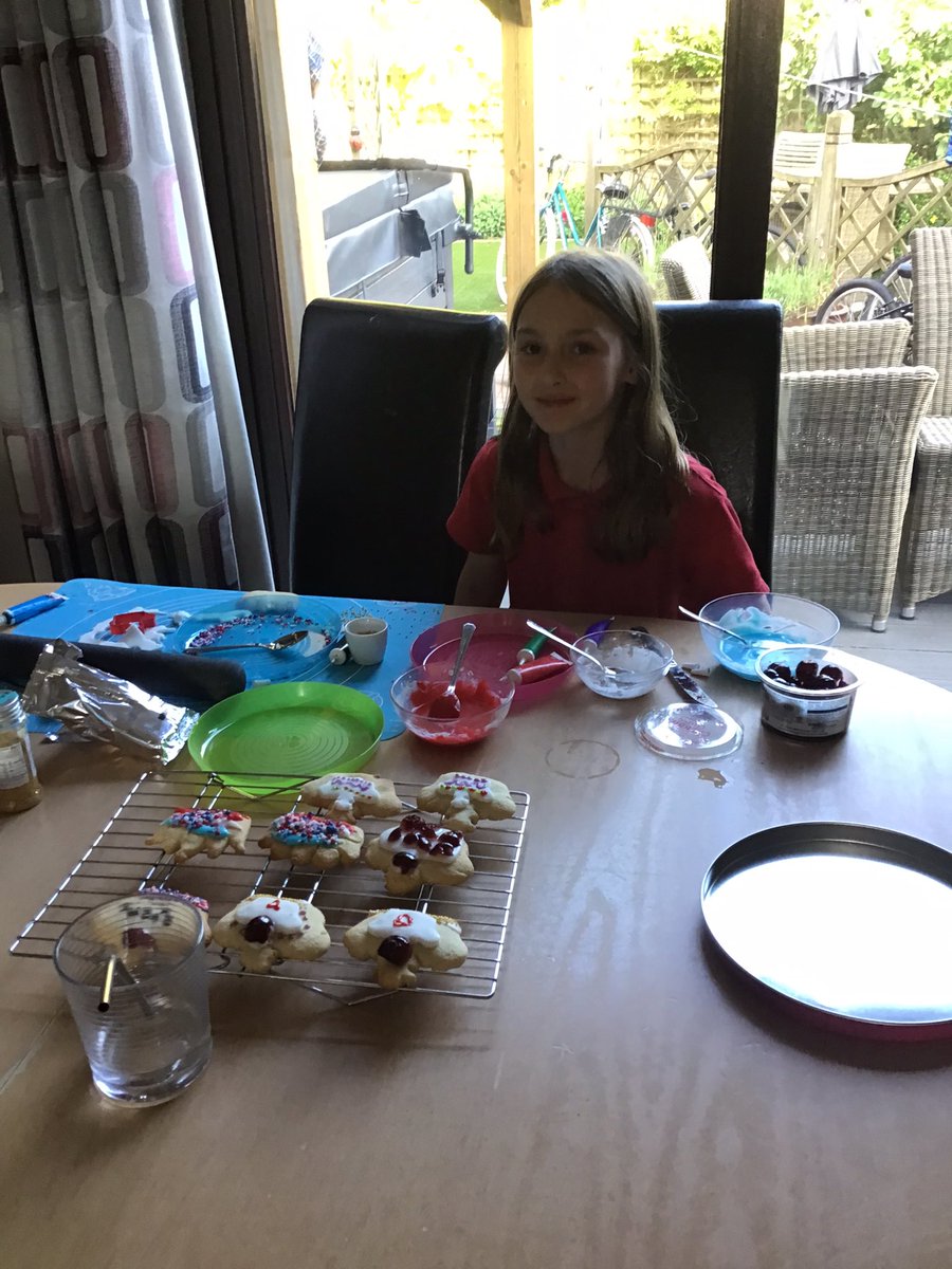 HillsFinners's tweet image. Jubilee biscuit making. @HanwellFields @HanwellChef #minibaker 
#juniorbakeoff @marksandspencer loving the sprinkles 🎉😀