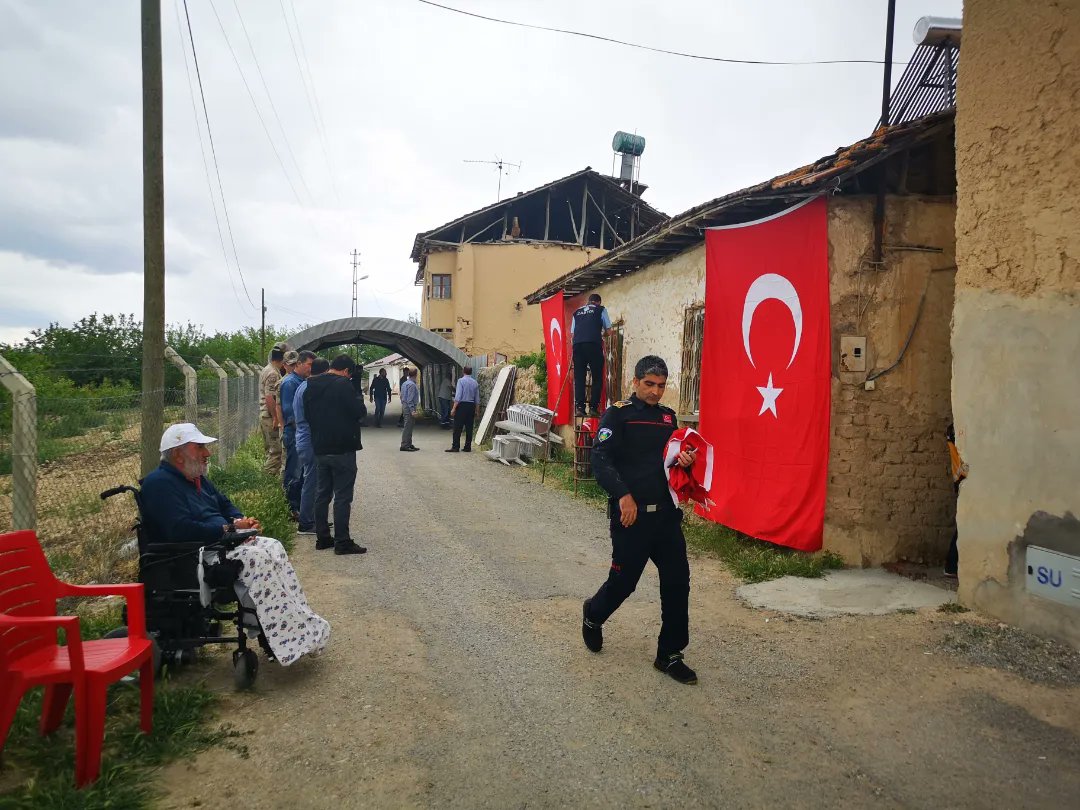 Evi yıkık, halısı hasır, döşeği çuldur.
Oğlu şehit, torunu yetim, gelini duldur. Neden hep vatanı koruyanlar yoksuldur? 

Pençe-Kilit operasyonunda şehit olan Piyade Sözleşmeli Er Celal Tekedereli'nin Malatya'daki baba evi.