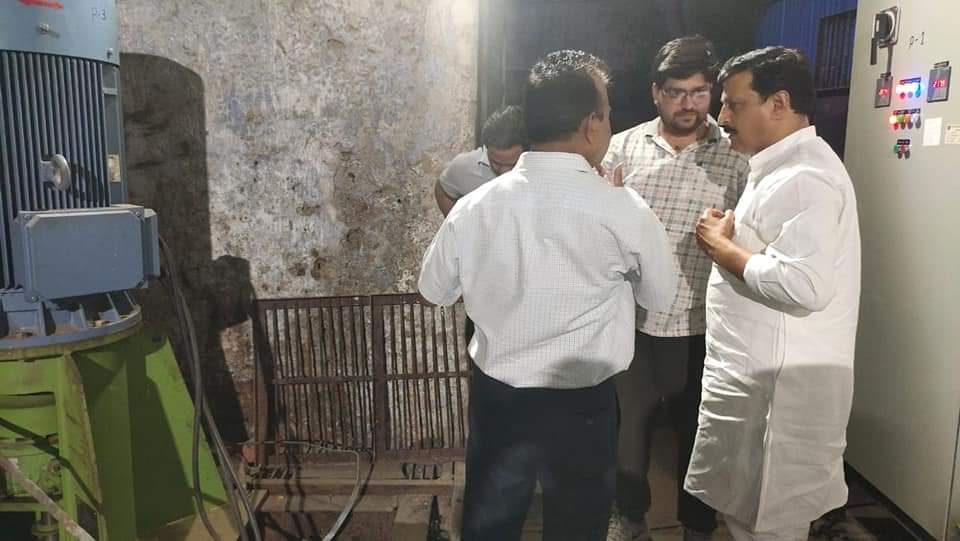 ErMammanKhan's tweet photo. बनारसी डिस्ट्रीब्यूटरी पर इरीगेशन के इंजीनियरों द्वारा लगाए गए तीन नए पंपों का निरीक्षण करते हुए ताकि किसानों को सिंचाई के लिए भरपूर मात्रा में पानी मिल सके! https://t.co/xiiUp2yYaX
