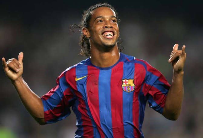 pedrocertezas's tweet photo. a gente normaliza muito o fato de ter 3 gênios do futebol com Ronaldo como nome. Não é como se fosse Gabriel ou João. RONALDO, cara. TRÊS??? Todos GÊNIOS ABSOLUTOS??? Eu ainda fico meio bolado quando paro pra pensar. https://t.co/hf6F4XZPfW