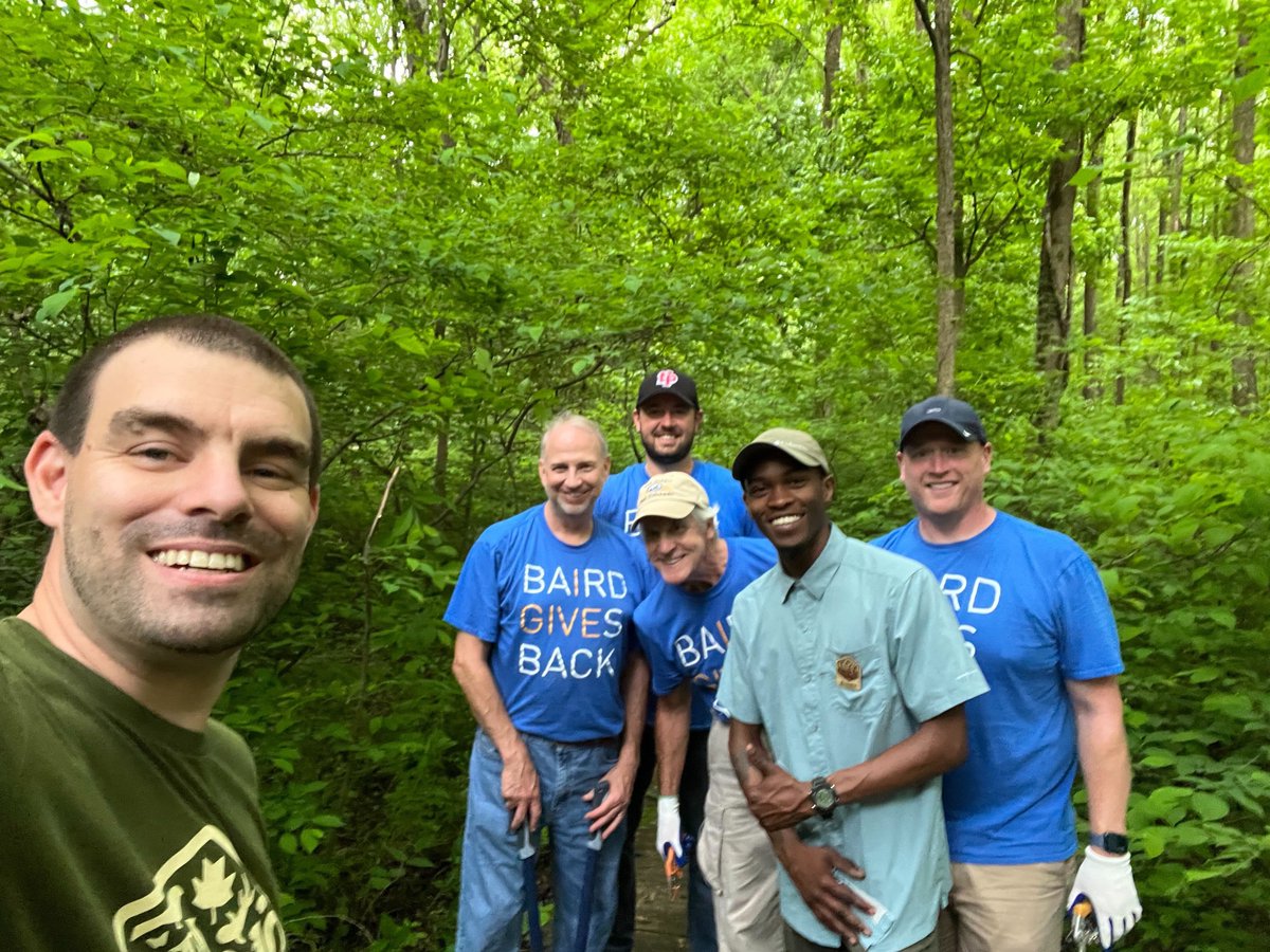 wesselmanwoods's tweet photo. Last week, before the rain, we welcomed a group of volunteers from @rwbaird ⭐️ They helped Zach & Deonte trim trees along the trails. We appreciate the help, guys! If you'd like to get your company involved with projects at WW, reach out today ❤️ #giveback #bairdgivesback https://t.co/gNRmIfoq1H