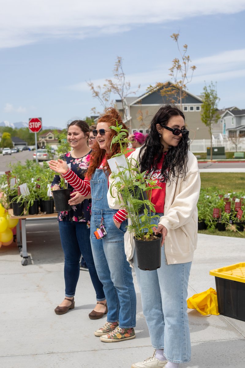 kengarff's tweet photo. Our Ken Garff Corporate employees teamed up with @ServeRefugees to host a Mother's Day drive-through for refugee women for our latest #WH4Y project! https://t.co/RYiurqRQB0