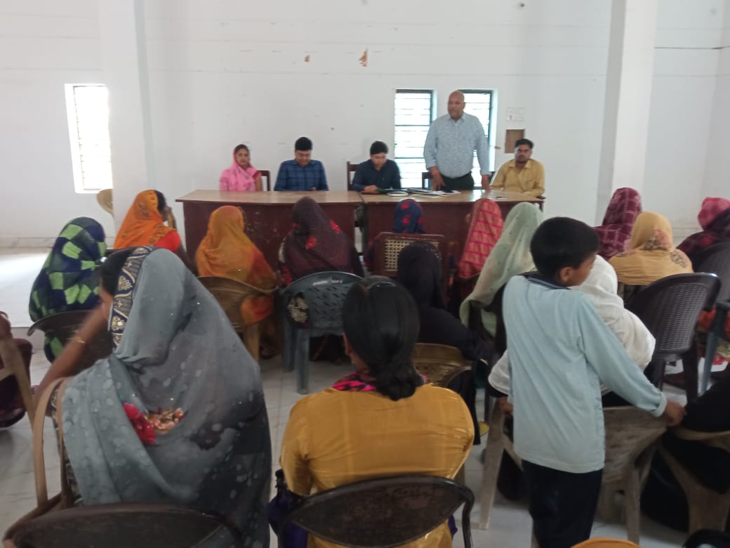 BdoUska's tweet photo. विकास खंड उसका बाजार के मीटिंग सभागार में स्वयं सहायता समूह की महिलाओं को आर्थिक रूप से सशक्त करने के लिए विभिन्न आर्थिक गतिविधियों एवं शासन द्वारा संचालित योजनाओं की जानकारी देते हुए..@Cdosid1 @dmsid1 https://t.co/Rjput7XdIH