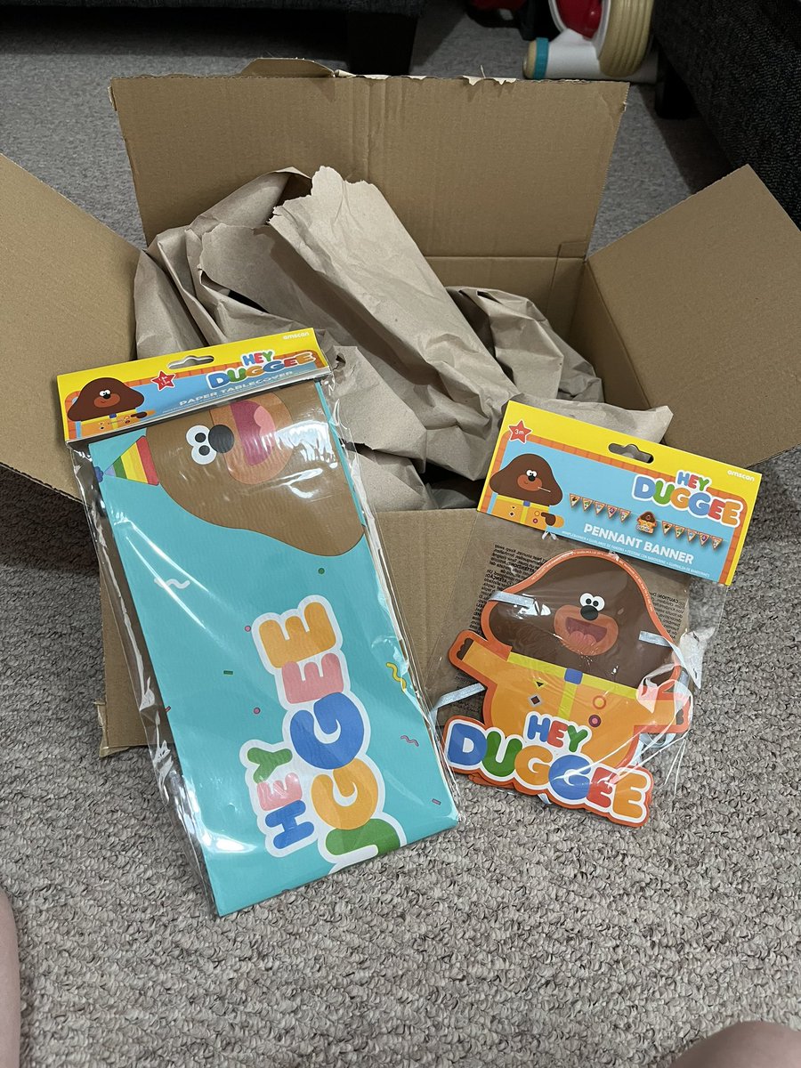 ChelssChapman's tweet photo. @amazon look at the size of this box for two very thin items that could have easily gone in a brown envelope packet.. what a waste of packaging https://t.co/lippfD0j7A