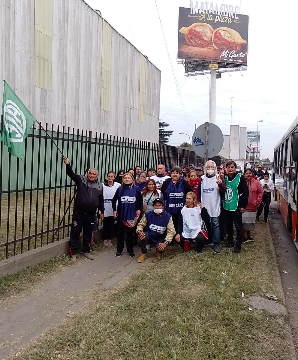 CTAMalvinasArg's tweet photo. Hoy movilizamos para gritar Fuera FMI de nuestro país.
Por salarios que le ganen a la inflación, por un control efectivo en el precio de los alimentos y por la implementación de un salario universal. 

#JornadaNacionalDeLucha
#NoAlFMI
#SalarioUniversal https://t.co/q7FIvZgCxJ