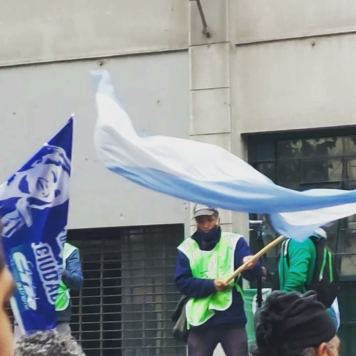 CTAMalvinasArg's tweet photo. Hoy movilizamos para gritar Fuera FMI de nuestro país.
Por salarios que le ganen a la inflación, por un control efectivo en el precio de los alimentos y por la implementación de un salario universal. 

#JornadaNacionalDeLucha
#NoAlFMI
#SalarioUniversal https://t.co/q7FIvZgCxJ