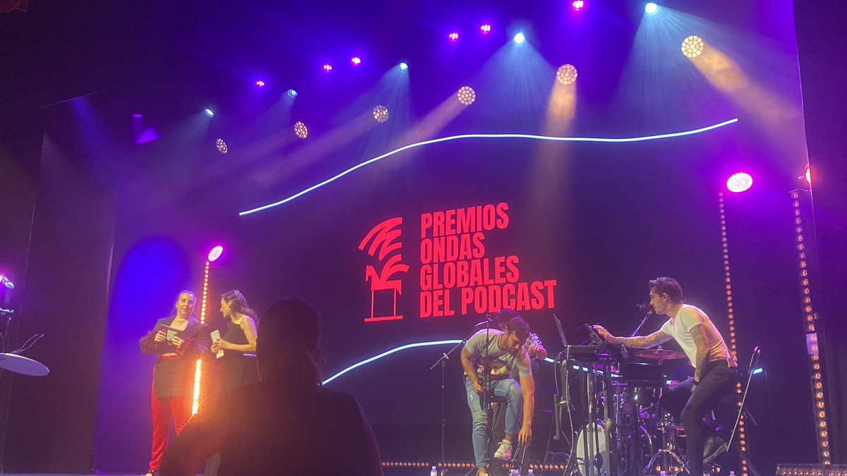 jotacarmona_'s tweet photo. Asisto a la primera gala en España de podcast! 
A ver, esto mola, pero me siento algo hundido porque @111Escano ni estaba nominado. No se. 🙄
Seguro que los nominados son muuuucho mejores https://t.co/897uCEmH1S