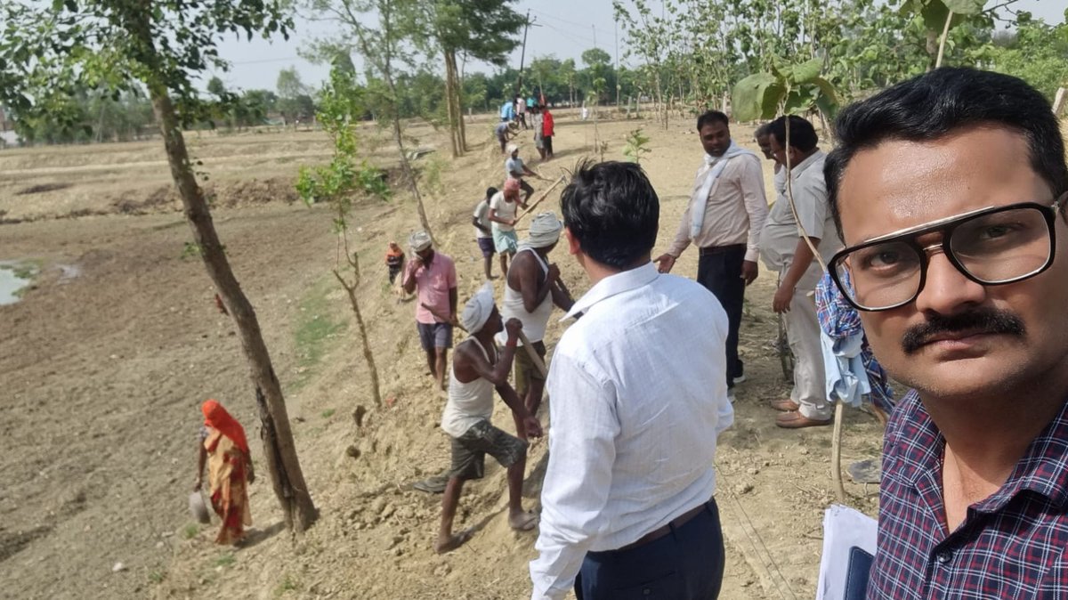 BdoUska's tweet photo. ग्राम पंचायत सुहास खास में अमृत सरोवर खुदाई कार्य का निरीक्षण करते हुए..@Cdosid1 @dmsid1 https://t.co/0PfU6XybPA