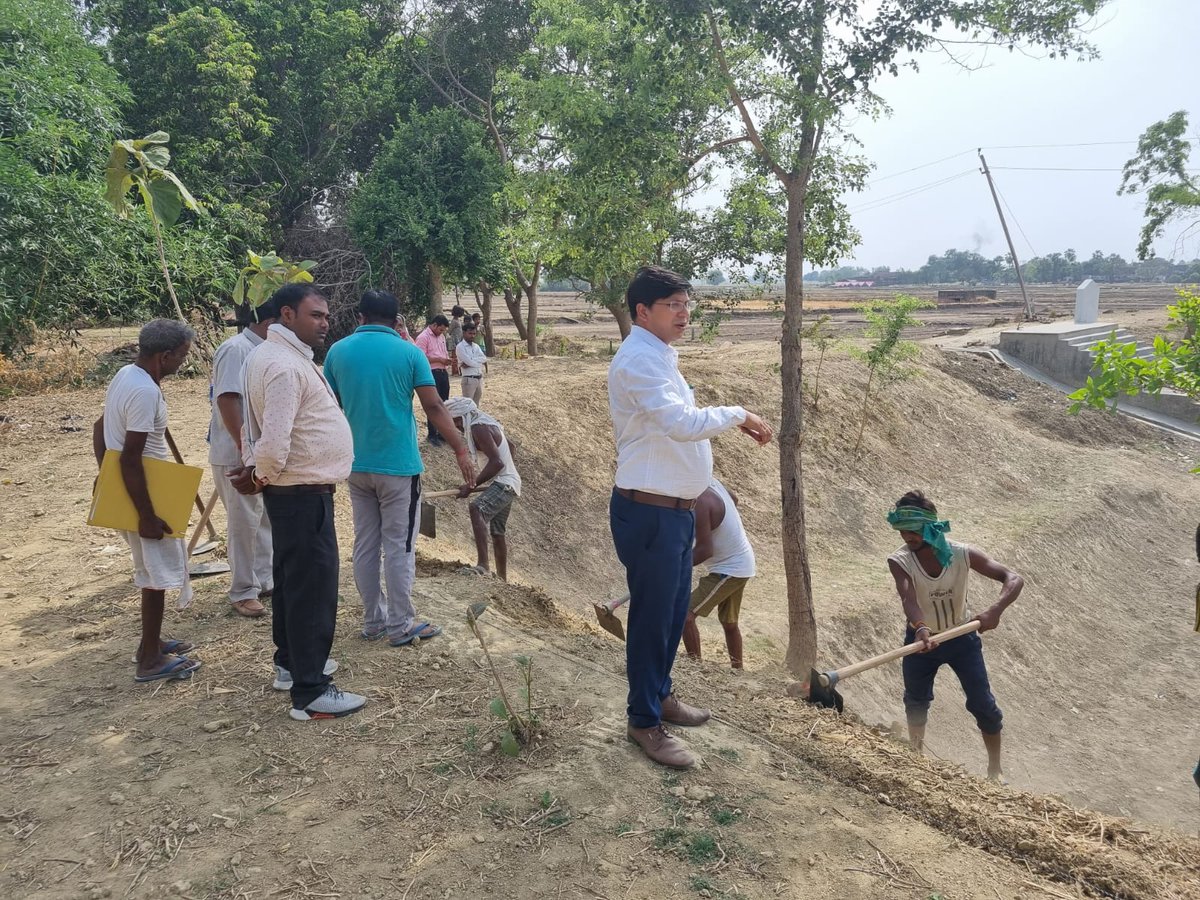 BdoUska's tweet photo. ग्राम पंचायत सुहास खास में अमृत सरोवर खुदाई कार्य का निरीक्षण करते हुए..@Cdosid1 @dmsid1 https://t.co/0PfU6XybPA