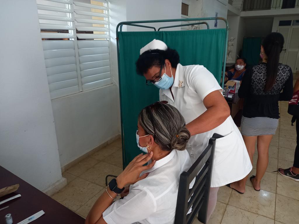 diana_c7's tweet photo. Continúa en el municipio #Matanzas vacunación con segunda  dosis de refuerzo #AntiCovid19 a grupos de riesgo con #SoberanaPlus. https://t.co/GewACpn1J2