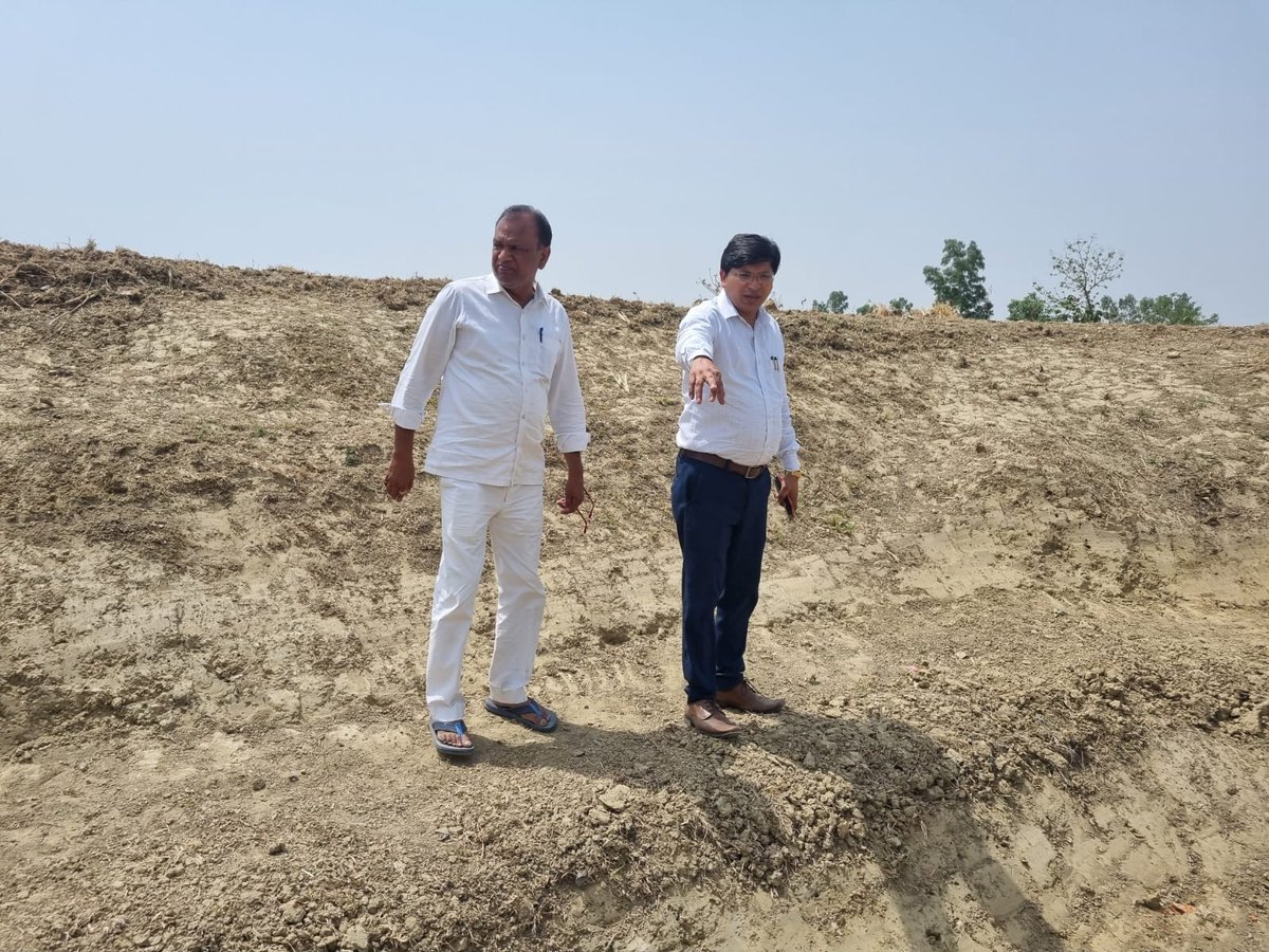 BdoUska's tweet photo. ग्राम पंचायत सुहास खास में अमृत सरोवर खुदाई कार्य का निरीक्षण करते हुए..@Cdosid1 @dmsid1 https://t.co/0PfU6XybPA
