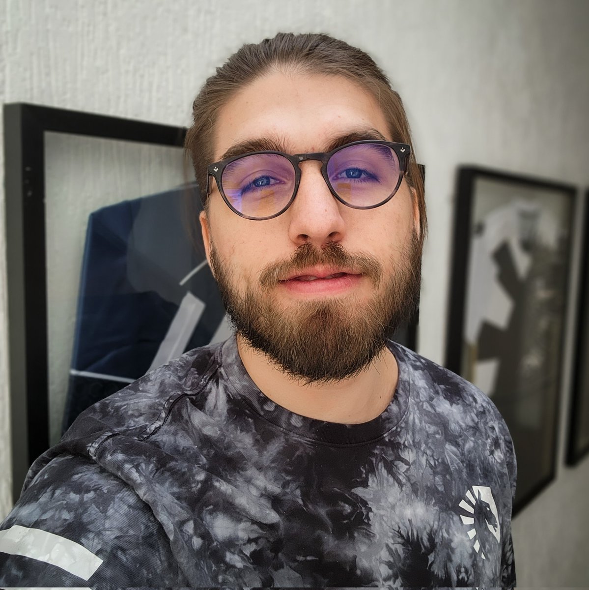 Rakin's tweet photo. Família, se liga que hype esse óculos que a Óticas Diniz me mandou! Ele tem lentes com filtro de luz azul e com eles eu já to pronto pra semana da maratona gamer skin diniz com a @diniz_oticas https://t.co/Brz0bqYgx9