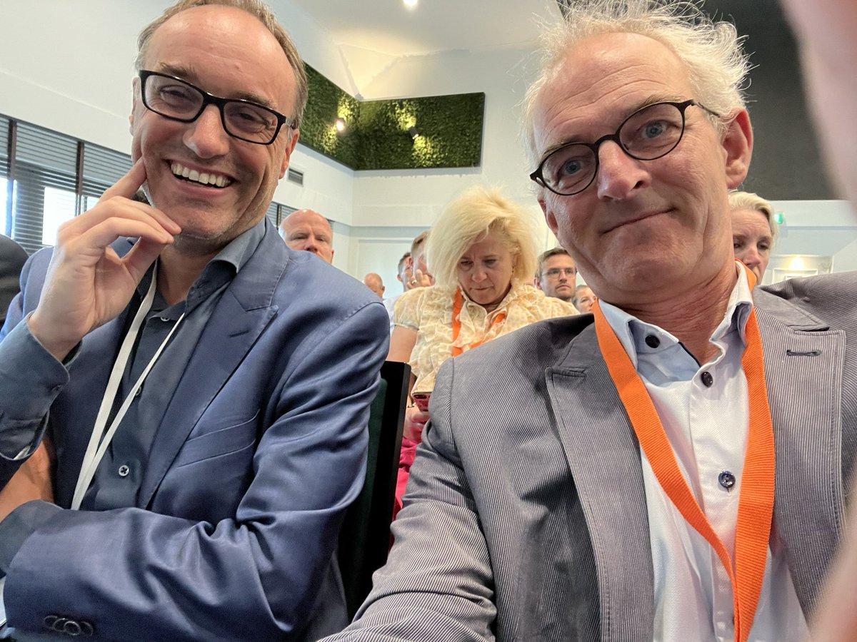 DickdeJ's tweet photo. Vandaag de Dag van de Bedrijventerreinen. Met intro door Herman Timmermans van @StichtingCLOK en Roeland Tameling van @LageWeide. Cees-Jan Pen schetste bedrijventerreinen als stiefkind van de ruimtelijke ordening. Werk aan de winkel!
#lageweide #clok #utrecht https://t.co/POiaoLfNNK