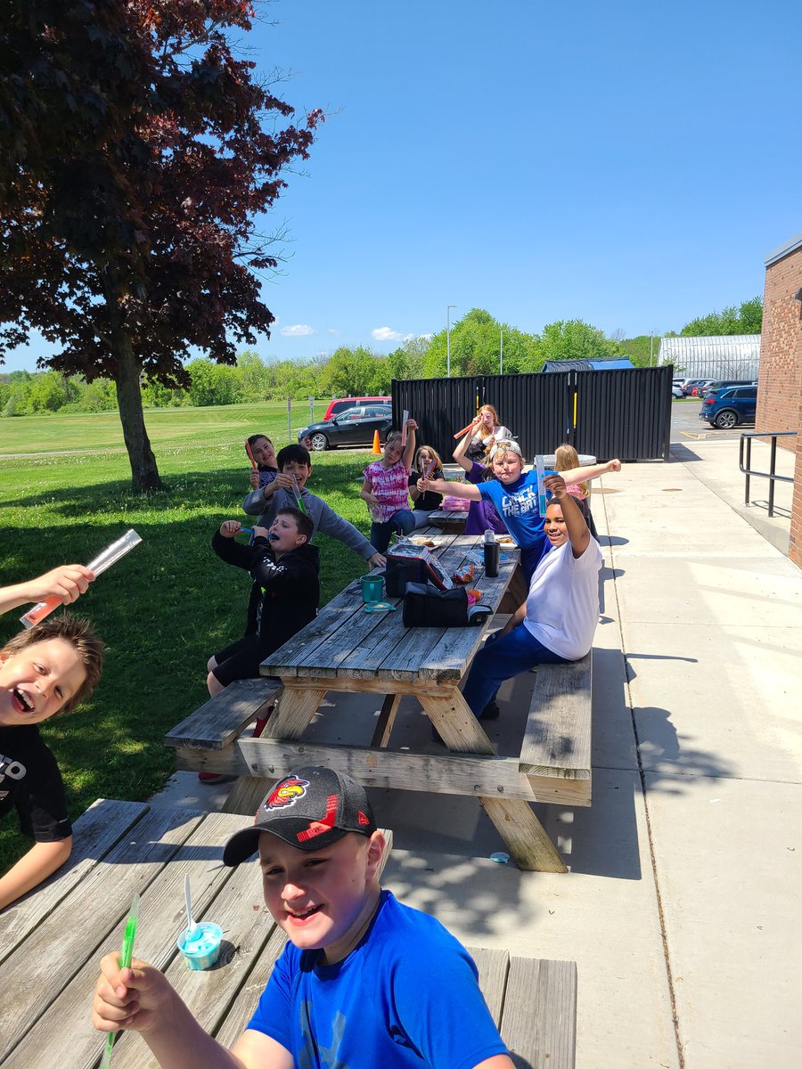 Mindysullivan44's tweet photo. Easiest reward for the kids and me! Going outside for lunch is the best! Thanks @warrenderek12 for the popsicles! The kids love them! https://t.co/g7cctguPJW