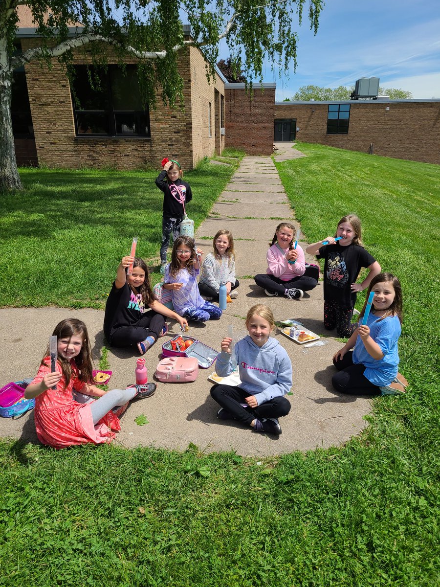 Mindysullivan44's tweet photo. Easiest reward for the kids and me! Going outside for lunch is the best! Thanks @warrenderek12 for the popsicles! The kids love them! https://t.co/g7cctguPJW