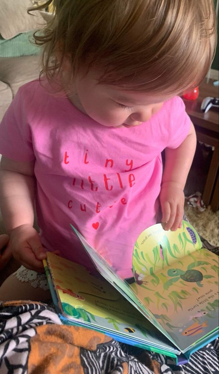 TheWiganRunner's tweet photo. Competition Winner!
Here is Autumn 🙋🏻♀️
With her New 📚 after a Drawing 🎨 Competition Win w/ @ArtistBookshop 📚
Congrats Autumn 🎉
We hope u like it Mum reading them 2u 😉
More Drawing 🎨 Comps coming every wk 🙂👍🏻
#Children #Drawing #Competition #HelpingLocalBusinesses #Win https://t.co/1Nay8hkb7g