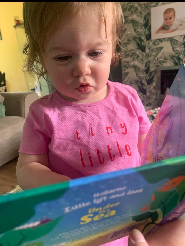 TheWiganRunner's tweet photo. Competition Winner!
Here is Autumn 🙋🏻♀️
With her New 📚 after a Drawing 🎨 Competition Win w/ @ArtistBookshop 📚
Congrats Autumn 🎉
We hope u like it Mum reading them 2u 😉
More Drawing 🎨 Comps coming every wk 🙂👍🏻
#Children #Drawing #Competition #HelpingLocalBusinesses #Win https://t.co/1Nay8hkb7g