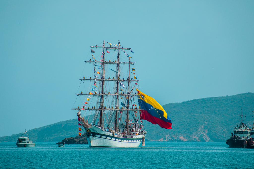 Nuestro majestuoso Buque Escuela Simón Bolívar ondea la bandera más hermosa en el puerto de #Guanta hasta el jueves 

#AnzoateguiTeEnamora #Anzoategui #Venezuela #Turismo