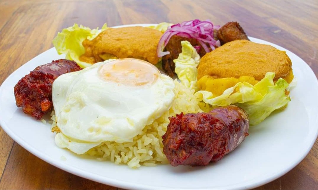 KarmaRh's tweet photo. Buen provecho señores 😋
Es que cuando te invitan a almorzar...
No hay cómo decir que "No" 😁
#Yapingacho o #Llapingacho
Gran dilema para esta palabra.
Plato delicioso 😋 https://t.co/kp9DsWKDXo