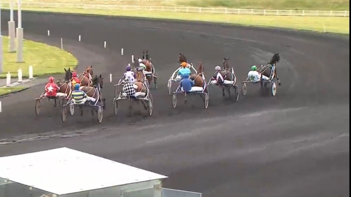 meaulnes46's tweet photo. Sinon @LeTrot @gmletrot @BenoitFabrega #barjon c'est pour quand la fin des paris PMU sur ces courses d'amateurs ??!!
À la rigueur si ils veulent s'amuser, organisez leur des courses le dimanche à 9h avant la messe pour qu'ils puissent faire mumuse ensemble 😉
#passion #trot https://t.co/3XiQl9T4rL