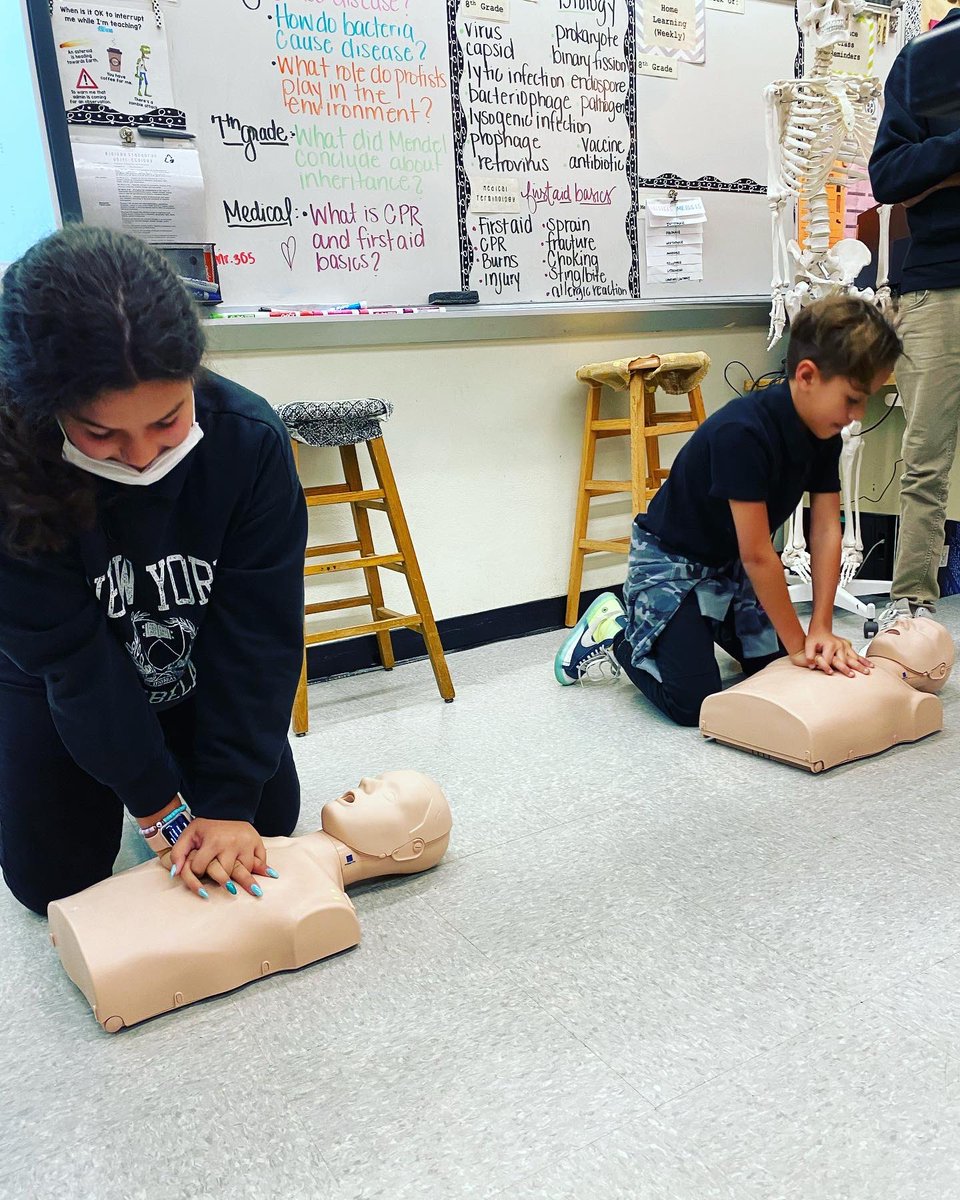 WRTTIGERS's tweet photo. Staying alive, staying alive 🎶🎶.
Our Medical & Health Literacy Class learning compression CPR. #wrthomasmiddleschool #wearetigers🐯 #poweruptigers⚡️ @mdcpssouth @miamimagnets #cambridgemagnetprogram https://t.co/K5rNXYWCYh