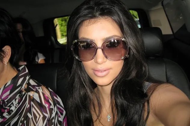 PopCulture2000s's tweet image. "kim, would you stop taking pictures of yourself, your sister's going to jail"