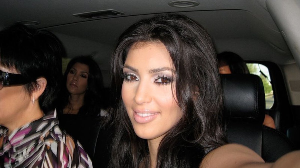 PopCulture2000s's tweet image. "kim, would you stop taking pictures of yourself, your sister's going to jail"